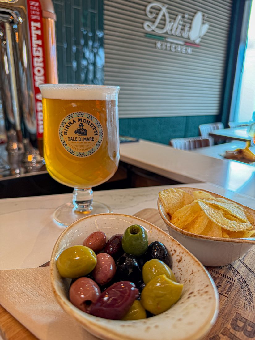 Draught beer with olives and crisps at Deli's Kitchen